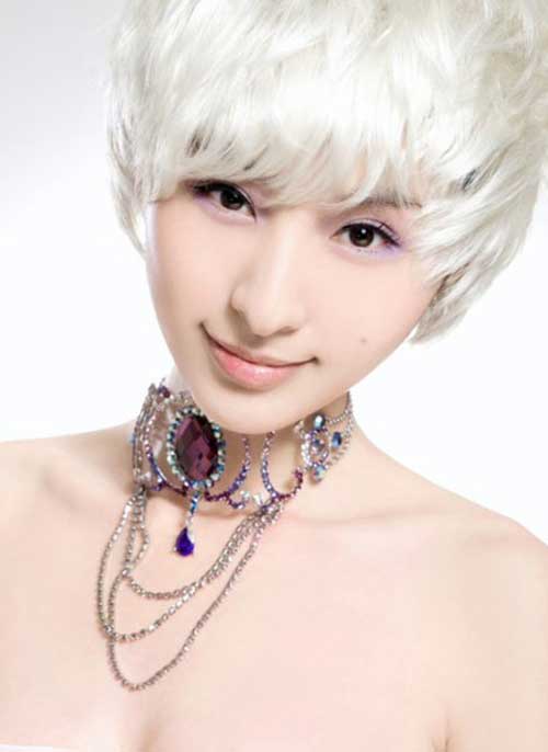 Cute short hairstyles for women with white hair