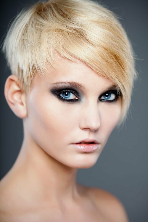 Pixie hair cut can give a gorgeous look to the women.