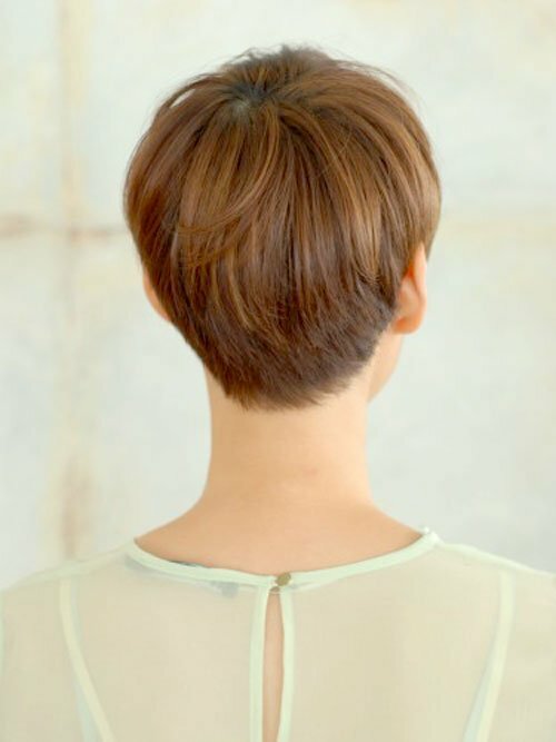 ... has a short pixie haircut. And she looks quite cool in this hairstyle