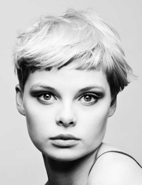 20 Best Short Haircuts for Straight Hair-2