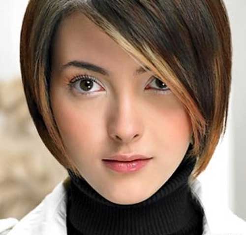20 Best Short Haircuts for Straight Hair-4