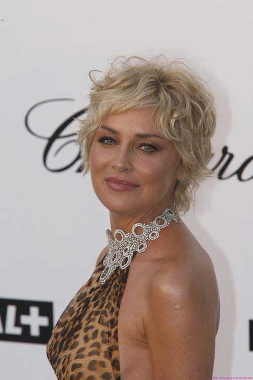Best Short Haircuts For Curly Hair-11