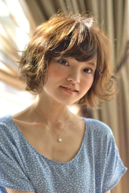 Japanese short hairstyle with bangs