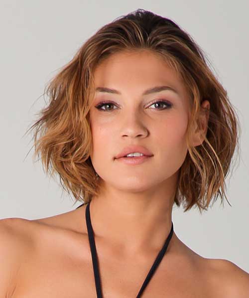 Short and wavy hairstyles look attractive and beautiful with the ...