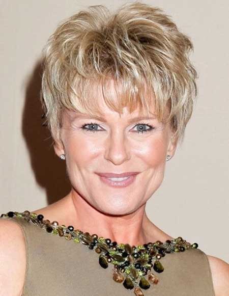 Short Hairstyles For Mature Women 39