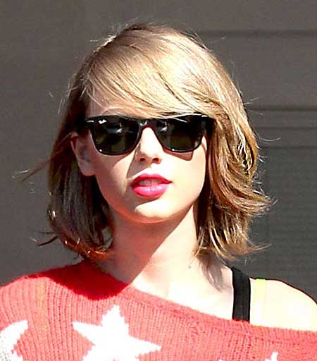 Short Side Swept Bob Hairstyle with Averted Ends