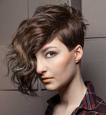 Asymmetrical Wavy Hairdo for Girls with Curly Hair