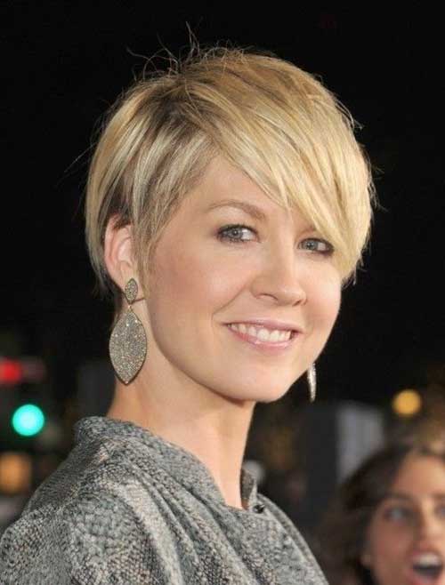 Short Haircuts for Women Over 40-20