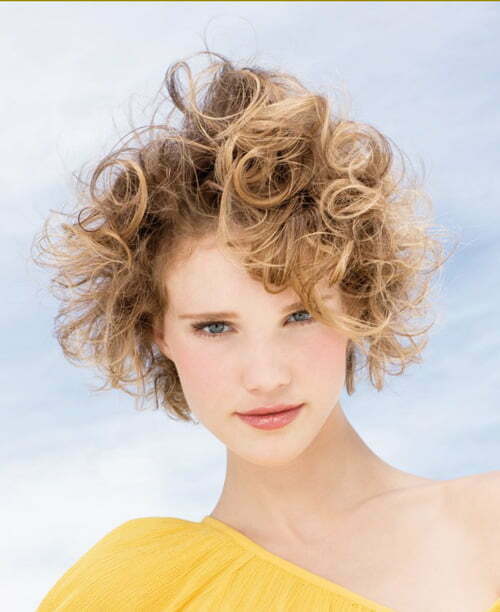 Short curly hairstyles women oval face