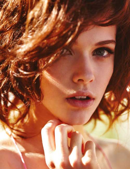 Cute short wavy hairstyle for women