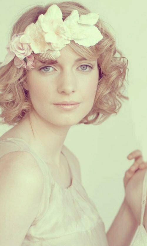 Wedding hairstyles for short curly hair