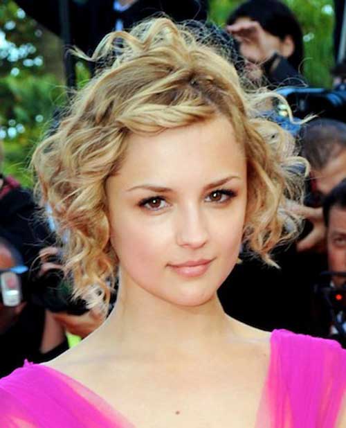 Beautiful hairstyle for short curly hair women