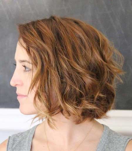 Side View of Wavy Hairdo for Girls