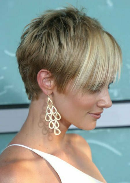 Lovely Short Straight Hairstyle