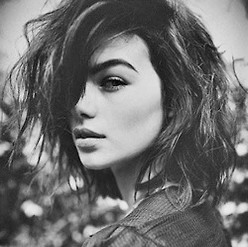 Short Messy and Wavy Hairstyle for Girls