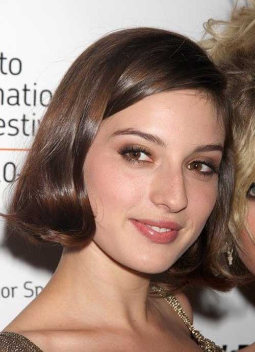 Short Averted Bob Hairstyle for Girls with Round Face