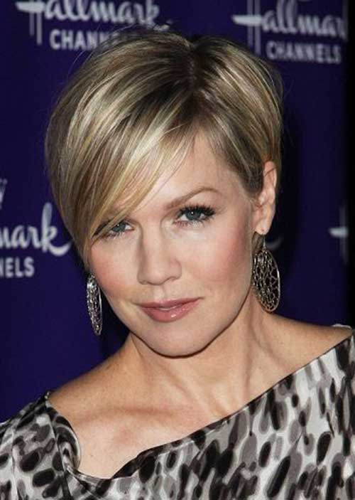 Short Haircuts for Women Over 40-14