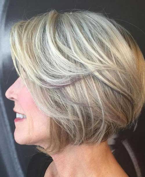 Short Haircuts for Women Over 50-11