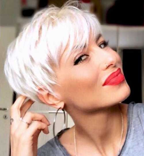 Short Platinum Blonde Haircuts for Women Over 40-21