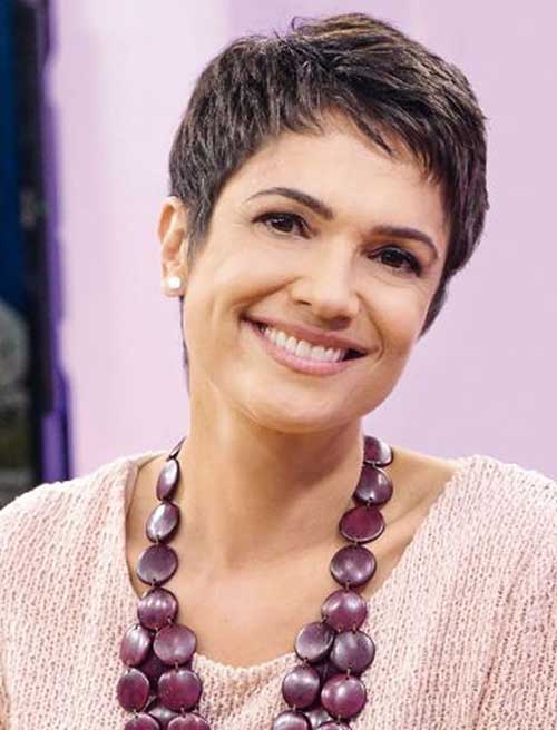 Short Haircuts for Women Over 50-17