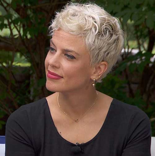 Short Haircuts for Women Over 50-18
