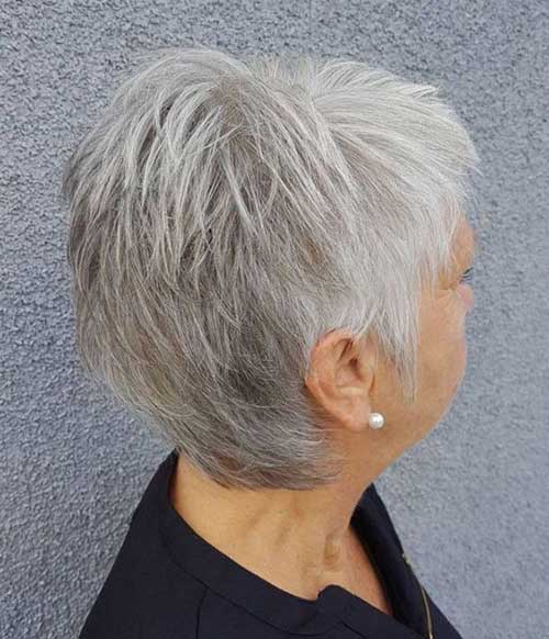 Short Haircuts for Women Over 50-20