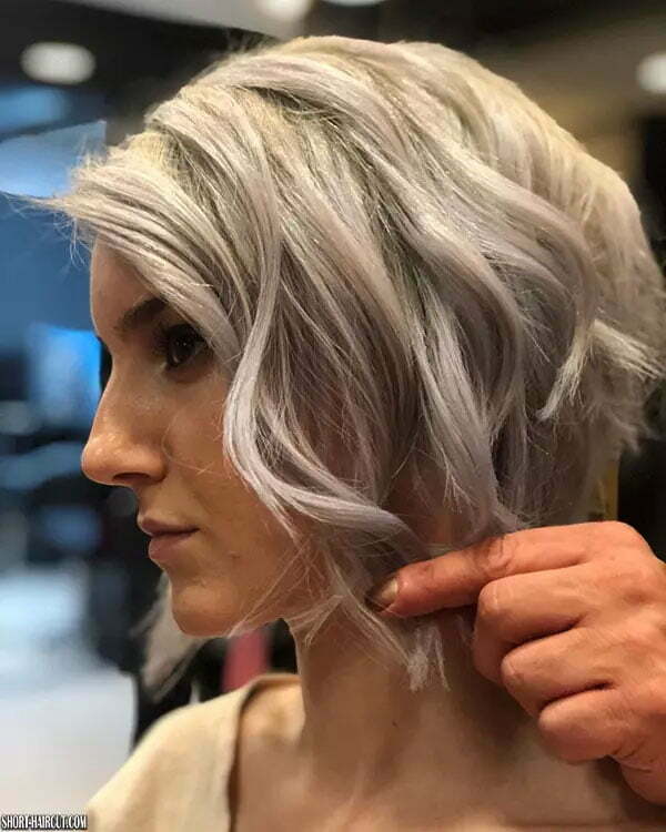 60+ Short Wavy Hairstyles for Women – (2022 Trends) 